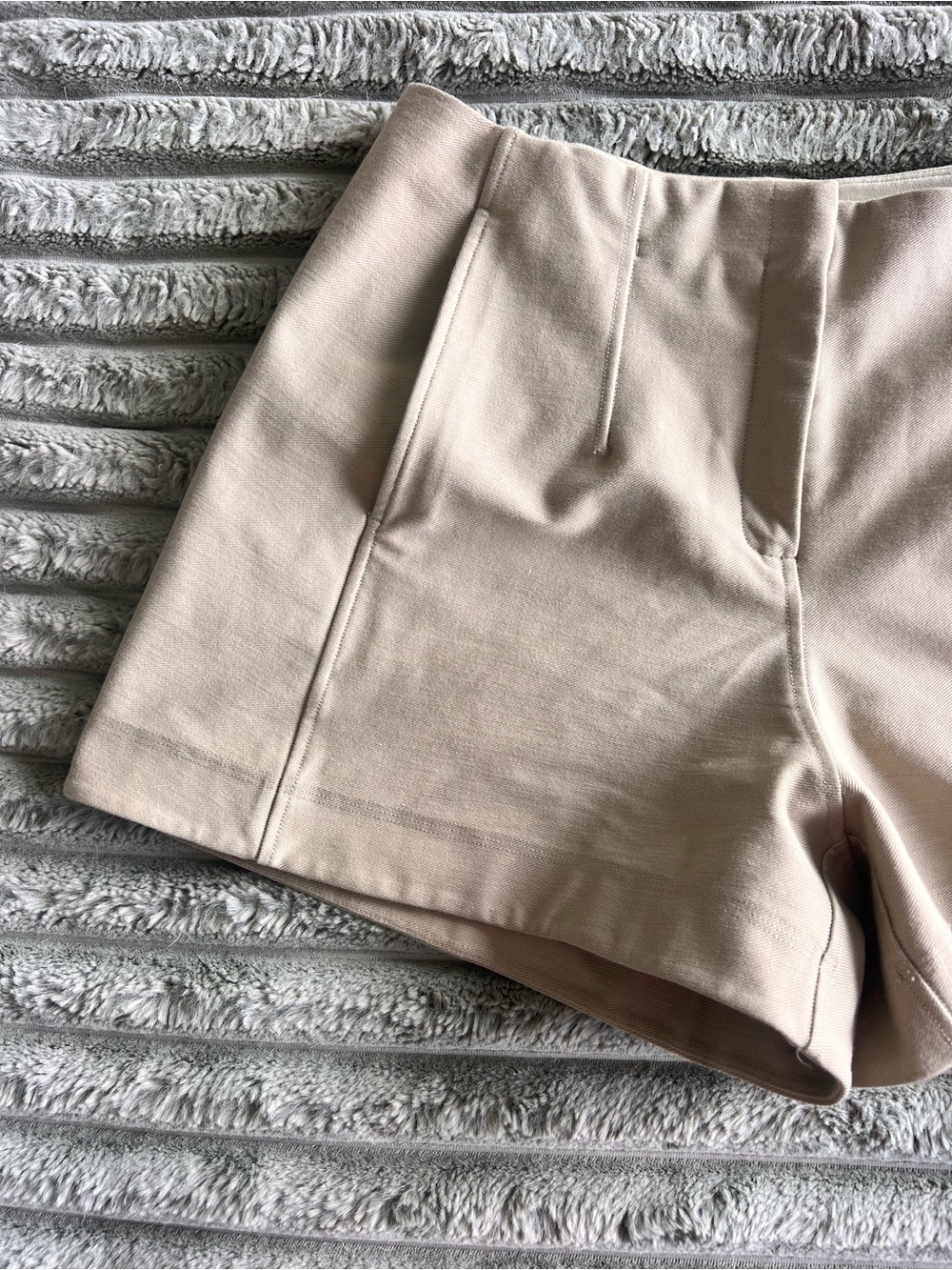 Lululemon Women's Cargo/Utility Pleated Short Beige Size 6 - Picture 2 of 7